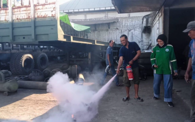 Tingkatkan Kesadaran Keselamatan Kerja Bengkel Truk Lewat Pelatihan Pemadaman Kebakaran