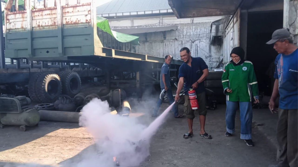 Tingkatkan Kesadaran Keselamatan Kerja Bengkel Truk Lewat Pelatihan Pemadaman Kebakaran
