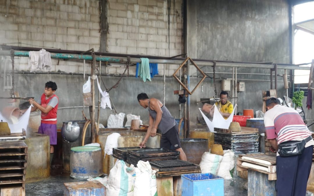 Tingkatkan Kualitas Pangan dan Kesehatan Pekerja, Mahasiswa K3 UNUSA Gelar Edukasi Higiene di Pabrik Tahu Sidoarjo