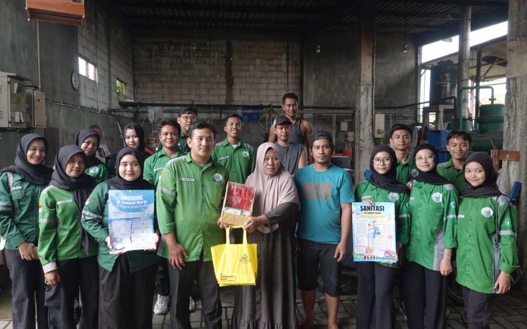 Tingkatkan Kualitas Pangan dan Kesehatan Pekerja, Mahasiswa K3 UNUSA Gelar Edukasi Higiene di Pabrik Tahu Sidoarjo