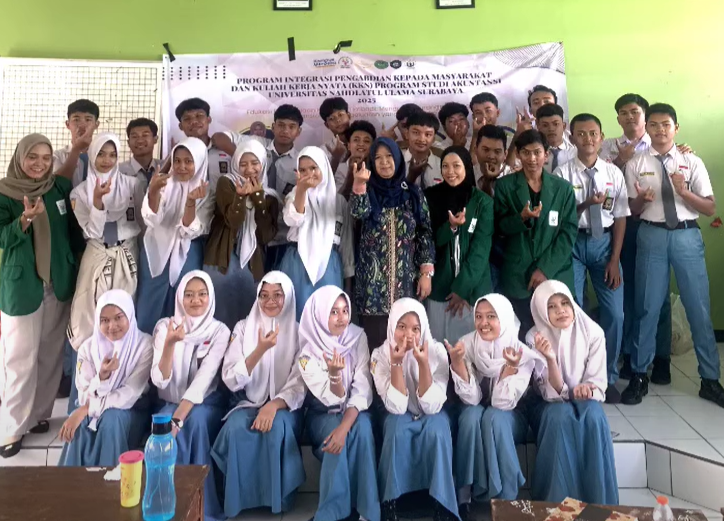 Akuntansi UNUSA Kenalkan Pengelolaan Keuangan di SMAN 1 Bangsal dan BUMDes Bangsal