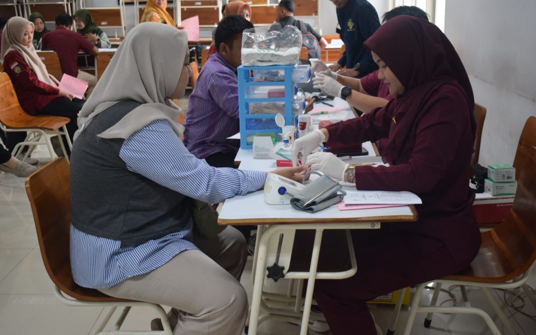 Mahasiswa UNUSA Kumpulkan Ratusan Kantong Bagi Pasien