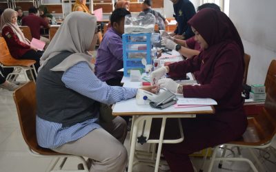Mahasiswa UNUSA Kumpulkan Ratusan Kantong Bagi Pasien
